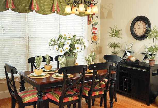 Уютная обеденная зона с деревянным набором столов, стульями, цветами и декором, демонстрирующая материалы кухонного стола.